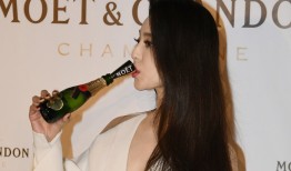 范冰冰深V礼服惊艳亮相 酒瓶豪饮展现率真魅力