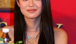 # 嫁名导退幕后，她凭“清冷感”成顶级气骨