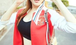 光影律动间少女归来 李小璐街头定格元气健美风