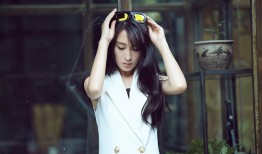 马苏白色复古街拍诠释优雅韵味光影之间尽显成熟魅力