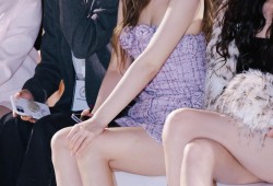 许杨玉琢亮相上海时装周 明媚少女演绎梦境旅行日记