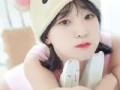 戴帽萌妹私房写真：可爱与性感的完美邂逅