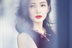 江疏影光影写真优雅展露长腿魅力如行走衣架