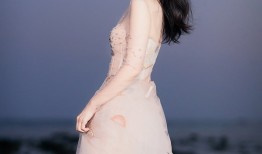 董璇海岸漫舞刺绣长裙飘逸如仙