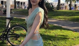 张天爱蓝色斜肩镂空裙时尚解析：优雅与力量的美学融合