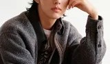 马柏全卷毛发型温暖居家写真尽显清新大男孩悠闲魅力