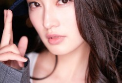 李沁深夜街头随性光影化身不羁甜心