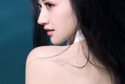 景甜化身夏日清凉天使黑长直秀发演绎自然女神