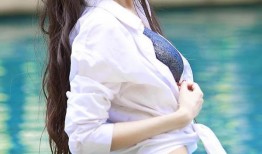 蓝燕湿身写真魅惑瞬间 水光潋滟间展露万种风情