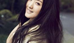 杨钰莹江南写真展露岁月沉淀之美