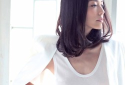 姚晨白衣造型诠释简约美学 举手投足间尽显松弛魅力