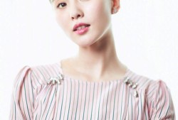 刘诗诗光影交织下的多面魅力：当甜美丸子头邂逅性感淑女风