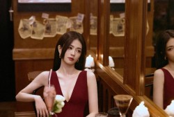 白鹿身披安可拉红 演绎古驰新季摩登篇章