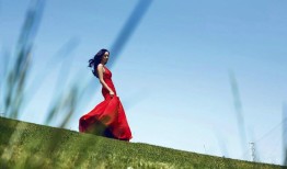 杨幂海边驭马登封演绎柔与力之境