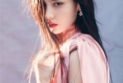 暗夜玫瑰绽放时 古力娜扎光影写真演绎冷艳美学