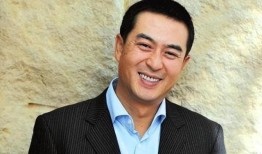 隐忍十年，她终于在张嘉译身后发光