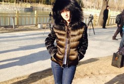 风中的甜笑：羽绒服也藏不住的春日灵动