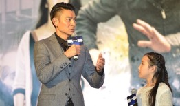 # 62岁还在拼！刘德华多少岁了今年，满头白发让人心疼