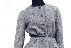 王珞丹红唇凝韵光影间绽放时尚锋姿