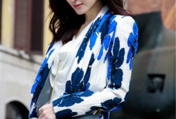 王丽坤秋日街拍演绎百变风情 摩登造型展露多变魅力