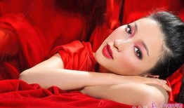 甘婷婷红艳写真展露多面魅力 光影之间诠释时尚风情