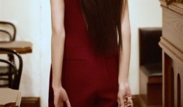 白鹿身披安可拉红 演绎古驰新季摩登篇章