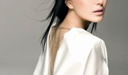 秦岚写真展现清纯魅力 光影之间定格无瑕瞬间