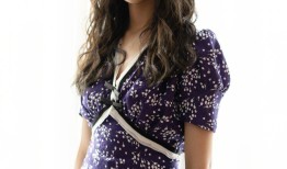 杨超越机场随拍展露反差时尚  简约清新不失俏皮本色