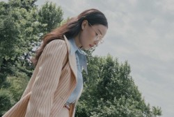 标题：倪妮剪短发撕标签，红毯女王的反差密码藏不住了