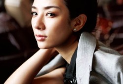 霍思燕45岁泰国炸场：被骂半生“交际花”，凭一只狗翻身改写豪门剧本