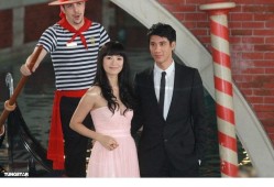 双星聚光灯下亲密互动瞬间全记录