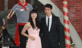 双星聚光灯下亲密互动瞬间全记录