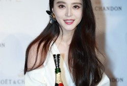 范冰冰深V礼服惊艳亮相 酒瓶豪饮展现率真魅力