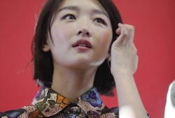 周冬雨花裙灵动撅嘴俏皮演绎多变表情秀