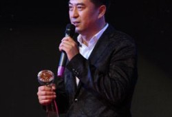 隐忍十年，她终于在张嘉译身后发光
