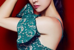 毛俊杰一袭优雅短裙展自信魅力 光影之间诠释多元女性风采