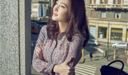 王丽坤秋日街拍演绎百变风情 摩登造型展露多变魅力