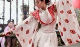 迪丽热巴如画中仙子翩然降临