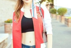 光影律动间少女归来 李小璐街头定格元气健美风