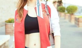 光影律动间少女归来 李小璐街头定格元气健美风