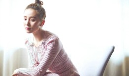 刘诗诗光影交织下的多面魅力：当甜美丸子头邂逅性感淑女风