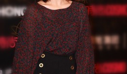 江疏影时尚演绎冬日光影大片 优雅姿态展露迷人风采