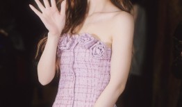 许杨玉琢亮相上海时装周 明媚少女演绎梦境旅行日记