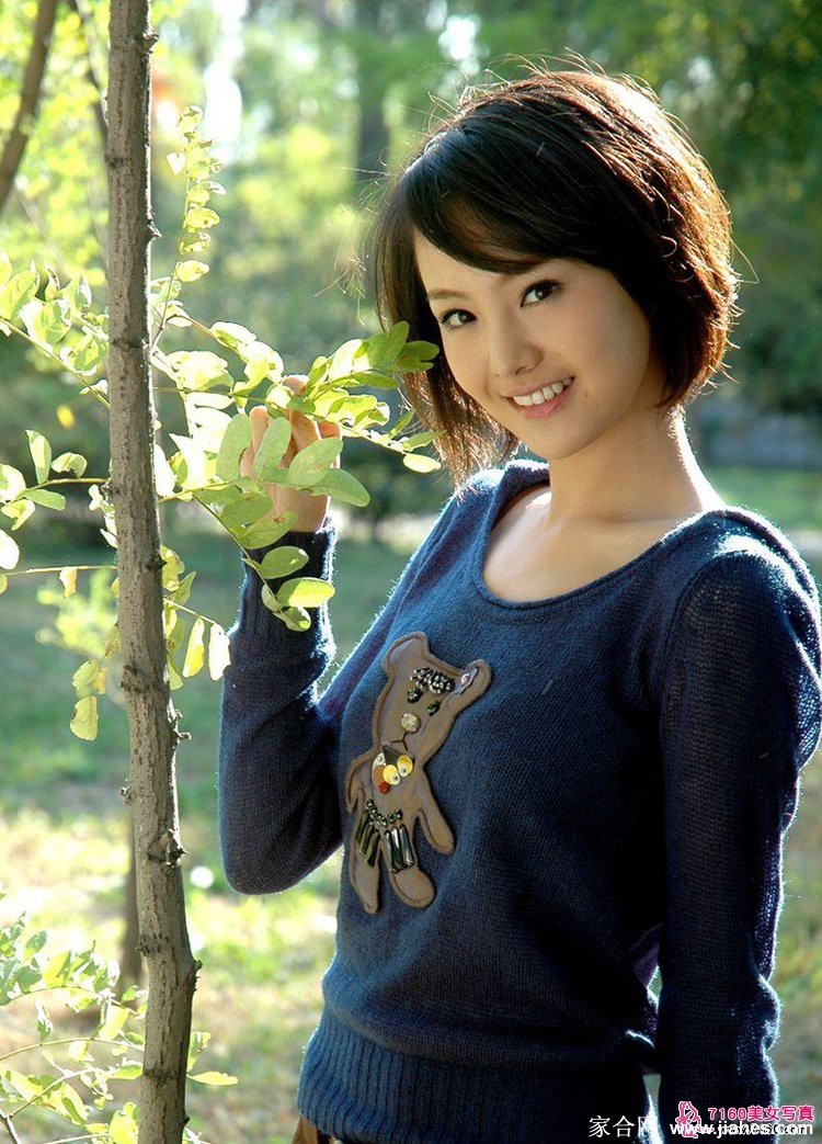 灵眸顾盼 清韵天成 倚靠窗边远眺,侧颜线条柔和,眼神中载着远方与憧憬的微光