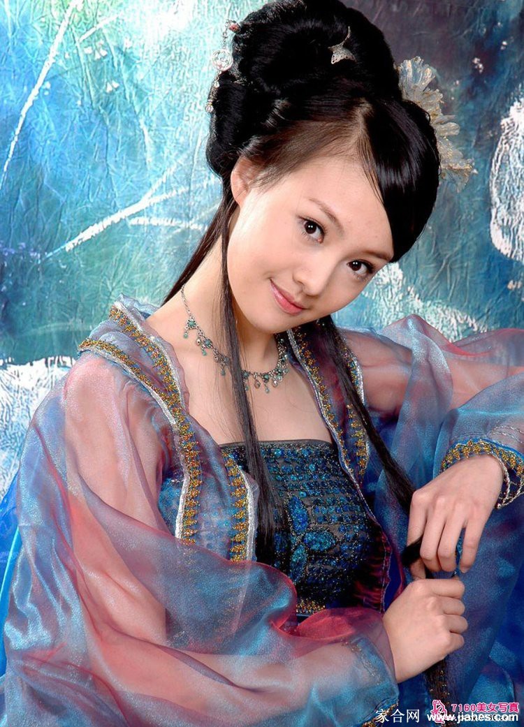 灵眸顾盼 清韵天成 侧首凝思间,眼波如秋水掠过静谧湖面,发丝轻扬勾勒出温柔的轮廓