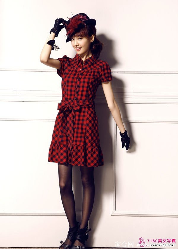 灵眸顾盼 清韵天成 微风撩起额前碎发,眸光低垂间诉说着无声却动人的故事篇章