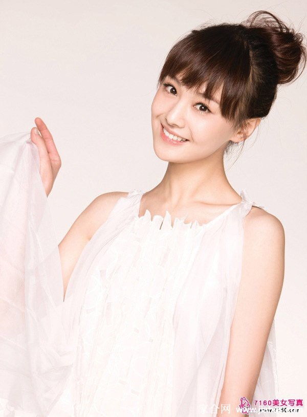 灵眸顾盼 清韵天成 光影斑驳中蓦然回首,清澈瞳孔里倒映着整个世界的光芒与秘密