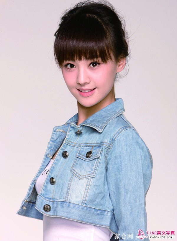 灵眸顾盼 清韵天成 午后阳光穿过发梢,在长睫上跳舞,凝驻了时光里最恬静的一刻