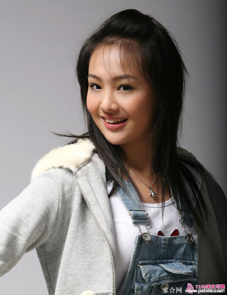 灵眸顾盼 清韵天成 托腮静坐如古典画中人,眸光潋滟中藏着万千星辰与温柔心事